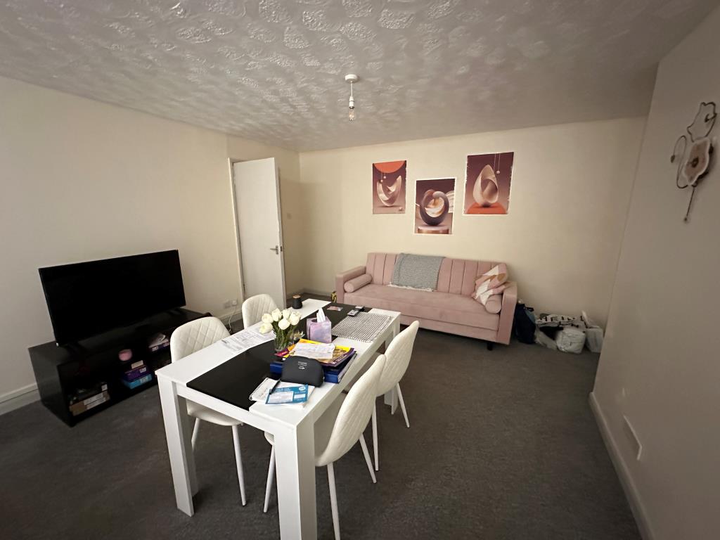 Lot: 93 - FREEHOLD BLOCK OF FLATS FOR INVESTMENT - Living Room